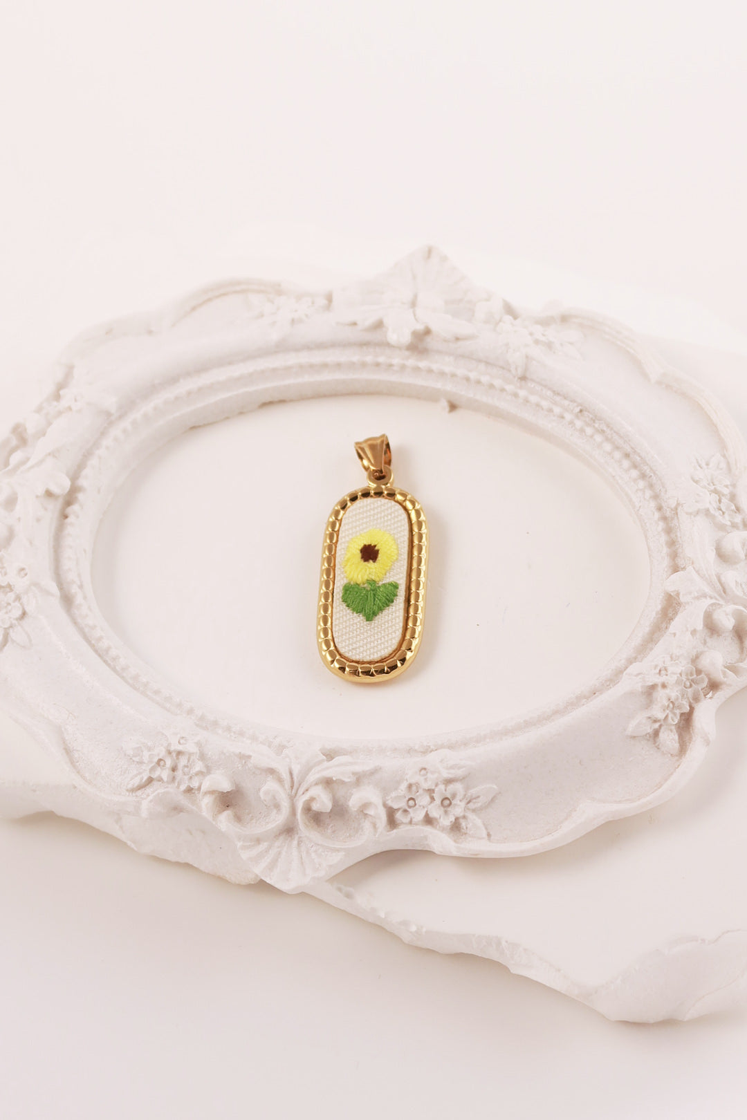 Charm Ricamato Primula
