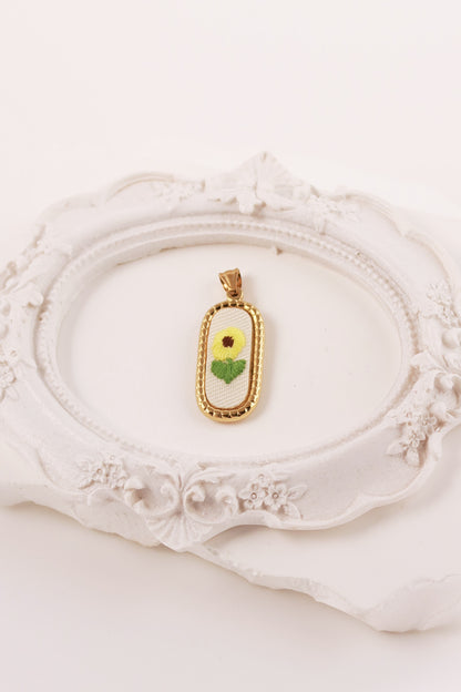 Charm Ricamato Primula