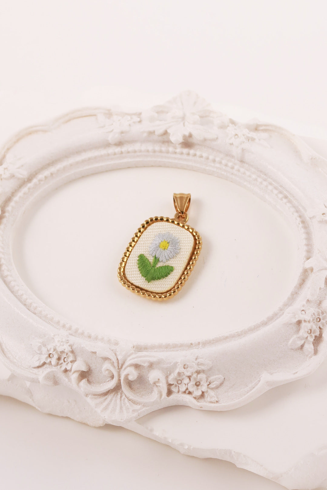 Charm Ricamato Daisy